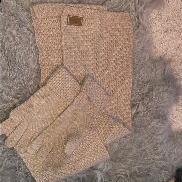 Coach scarf and glove set - Picture 4 of 4